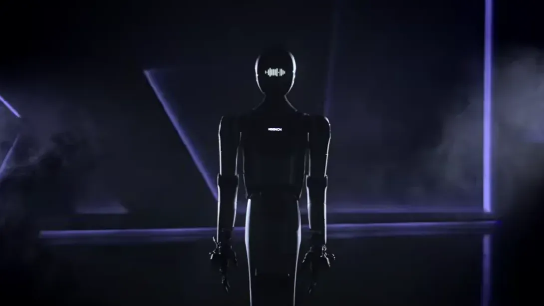 Robot humanoïde KEENON en éclairage de scène, sur fond sombre aux néons violets