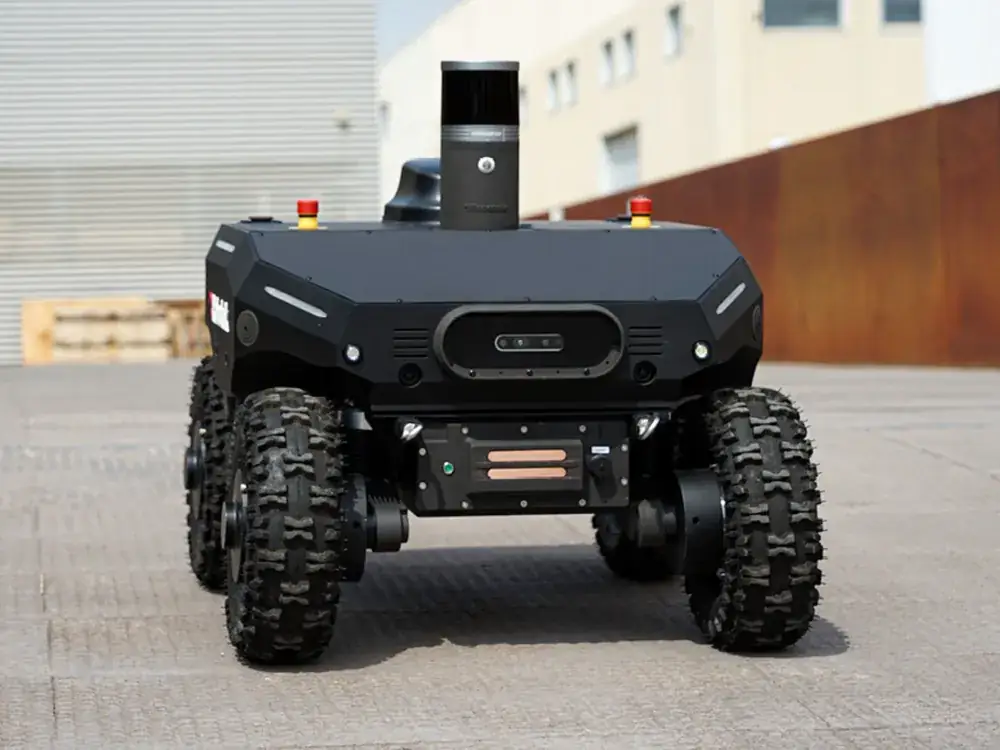 Robot de surveillance autonome tout-terrain pour la patrouille de grands sites extérieurs