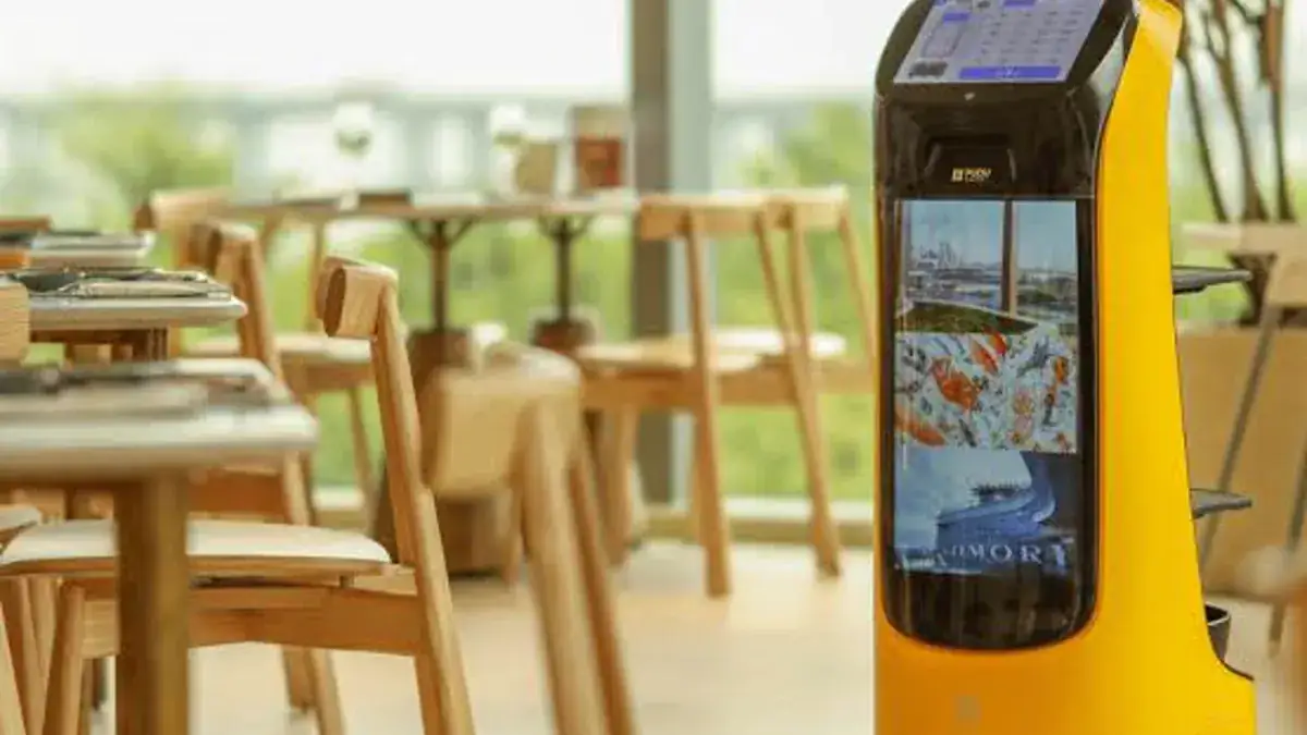 Robot serveur en salle de restaurant