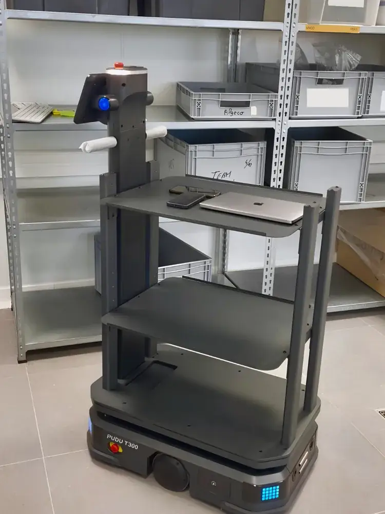 Robot de transport à plateaux dans un établissement de santé