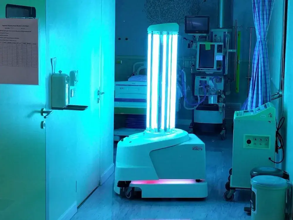 Robot de désinfection UV-C dans une chambre inoccupée