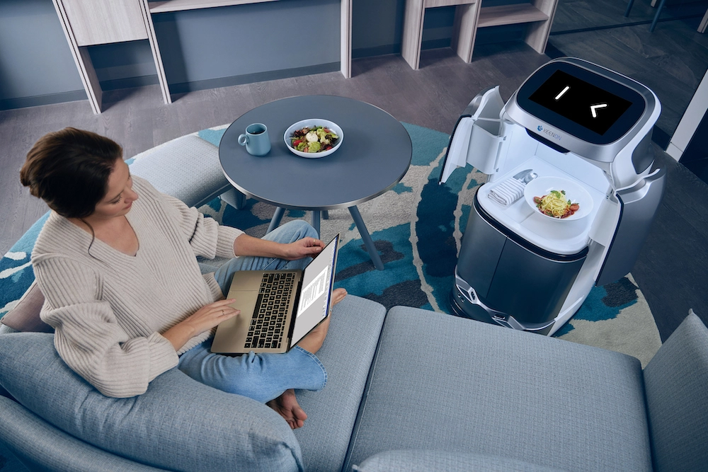 Robot de livraison inter-étages dans un couloir d'hôtel